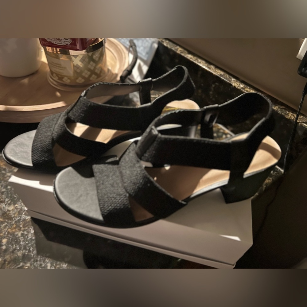 NEW Women’s Tommy Bahama Size 10 Black Trinity Sandals with 2.5” Heel